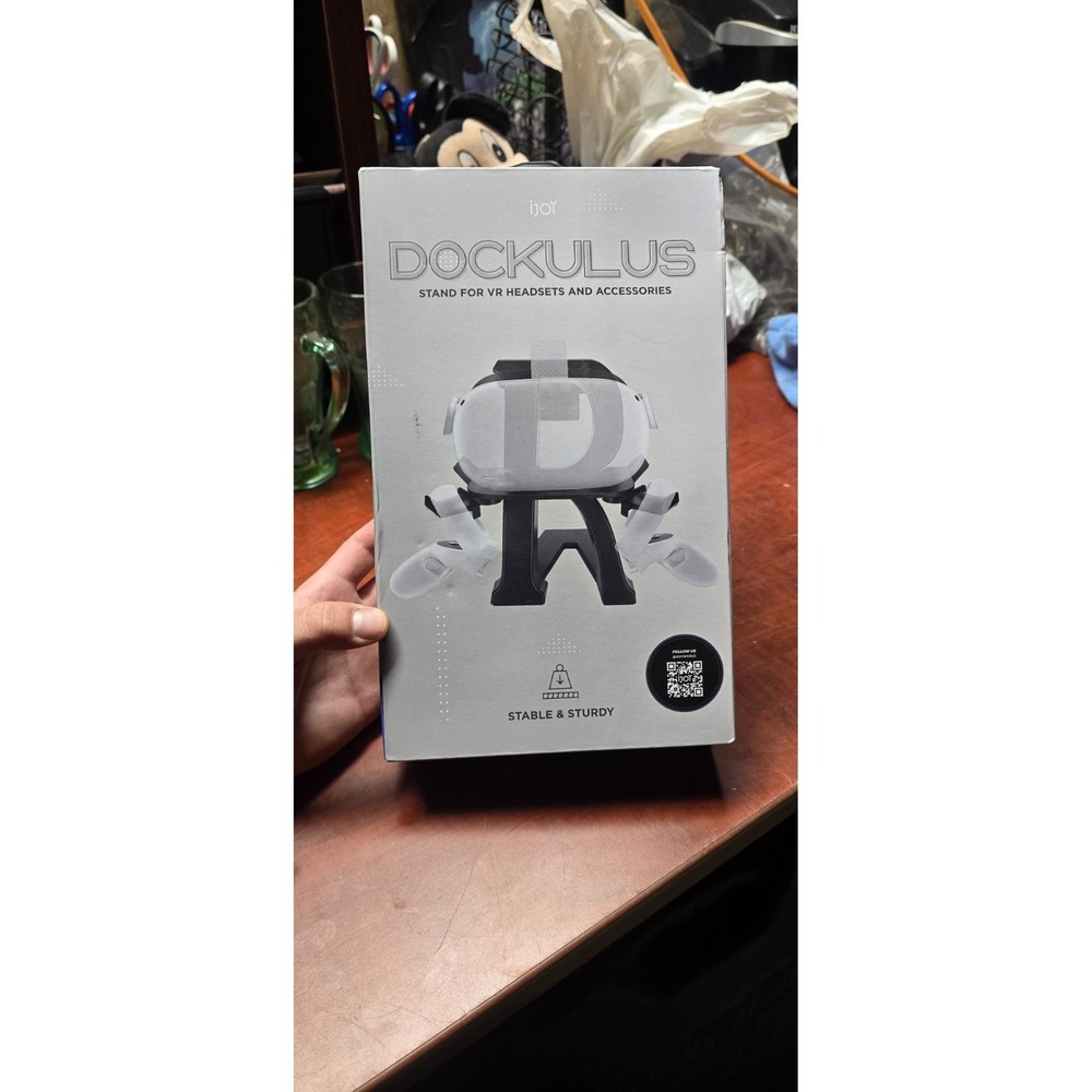 Dockulus stand for VR headsets and accessories